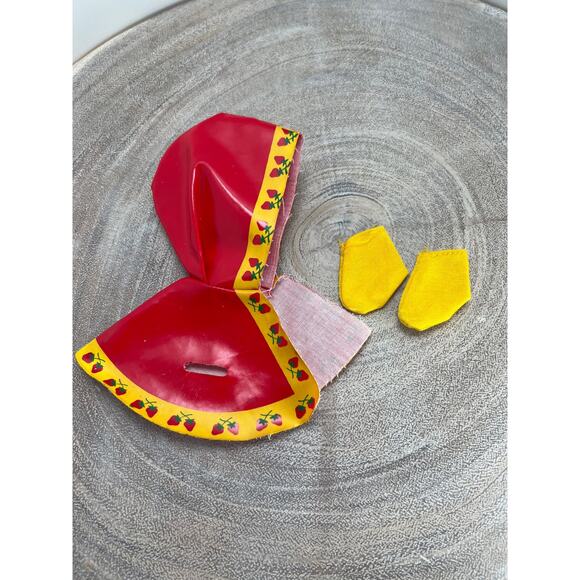 Vintage Kenner Strawberry Shortcake Berry Rainy Day Raincoat and 2 boot Socks - Picture 2 of 5